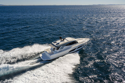 Riviera presenta en primicia europea sus nuevos modelos SUV en el Cannes Yachting Festival