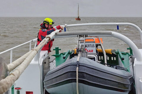 La tripulación de una embarcación de fondo plano se vio en apuros en el Mar del Norte - los equipos de salvamento marítimo se hicieron a la mar